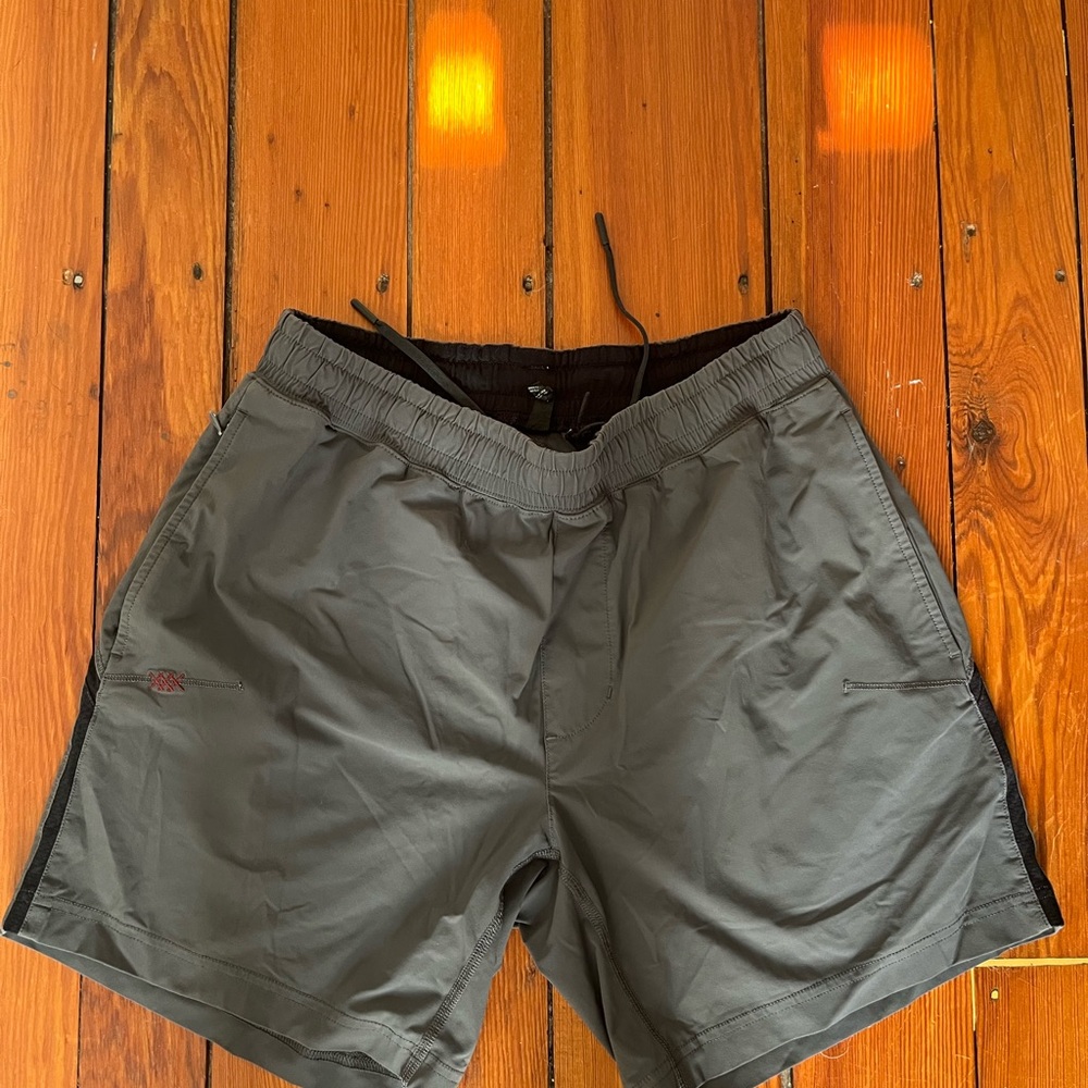 7” Versatility Short in Asphalt